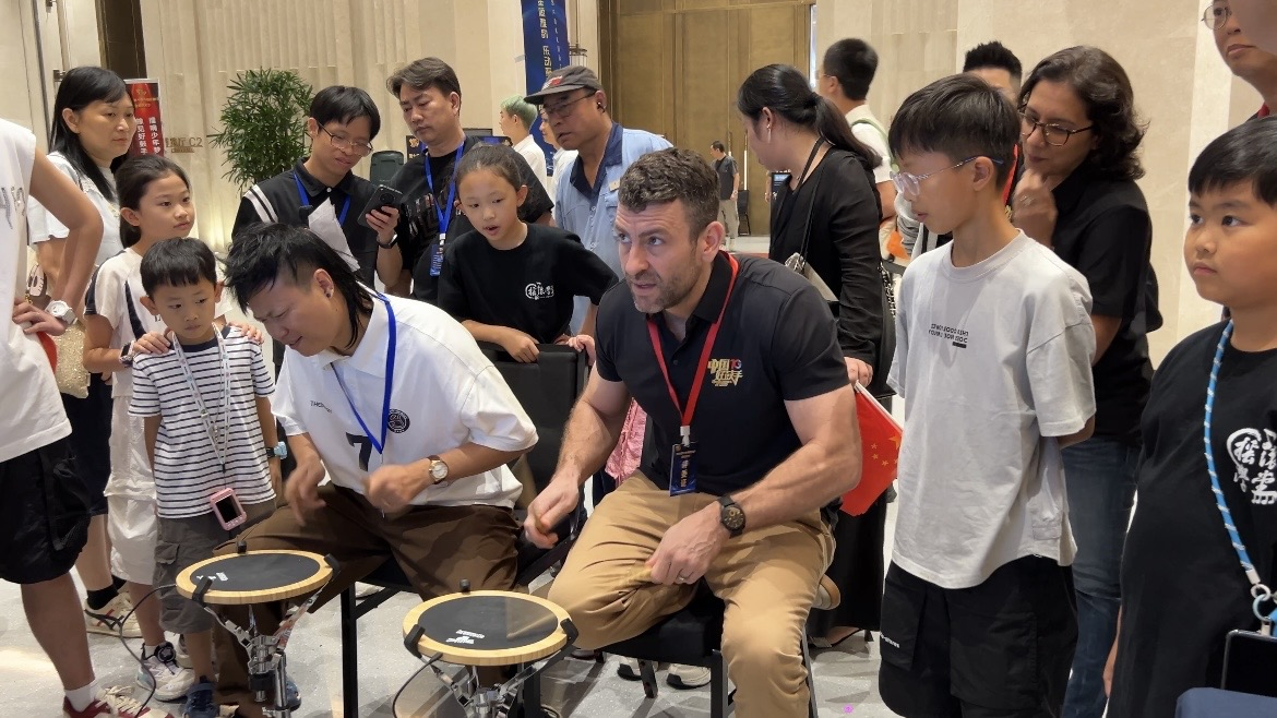 评委老师体验哑鼓精灵双人对战版