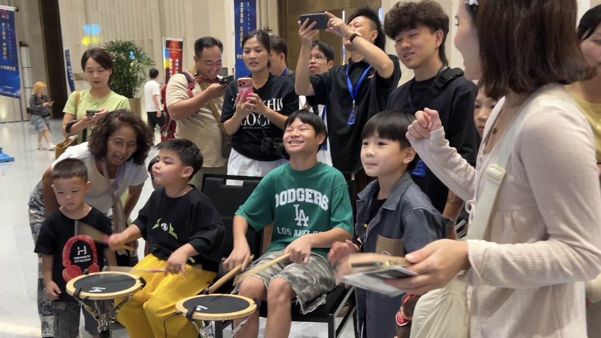 来自泰国的国际选手体验哑鼓精灵双人对战版